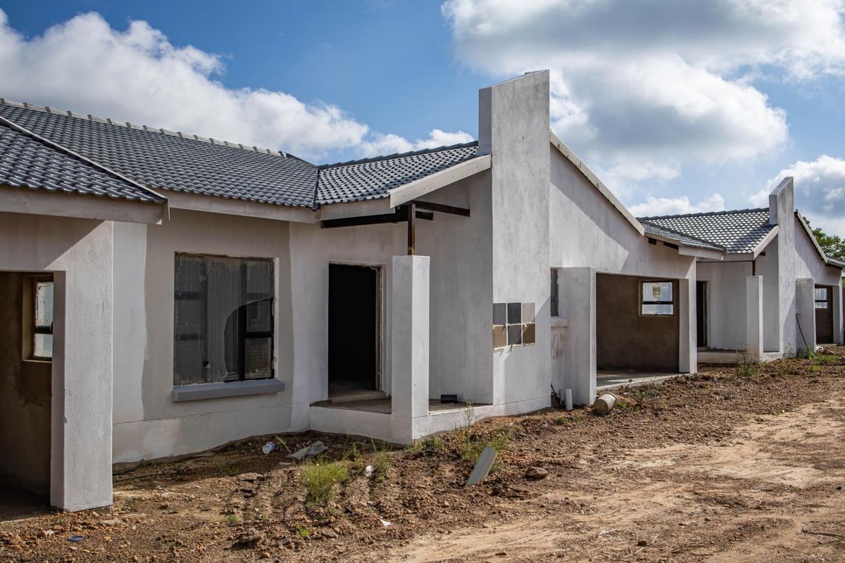 FOR SALE | New Townhouse Units under construction in Bendor Estate. - Photo 4