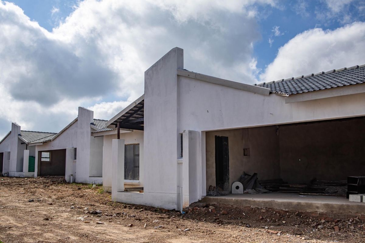 FOR SALE | New Townhouse Units under construction in Bendor Estate. - Photo 3