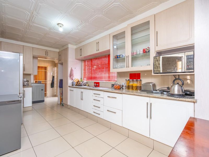 39 Tieroog Street, Eldorado Park - A Fantastic Freehold Opportunity - Photo 10