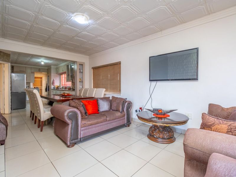 39 Tieroog Street, Eldorado Park - A Fantastic Freehold Opportunity - Photo 4