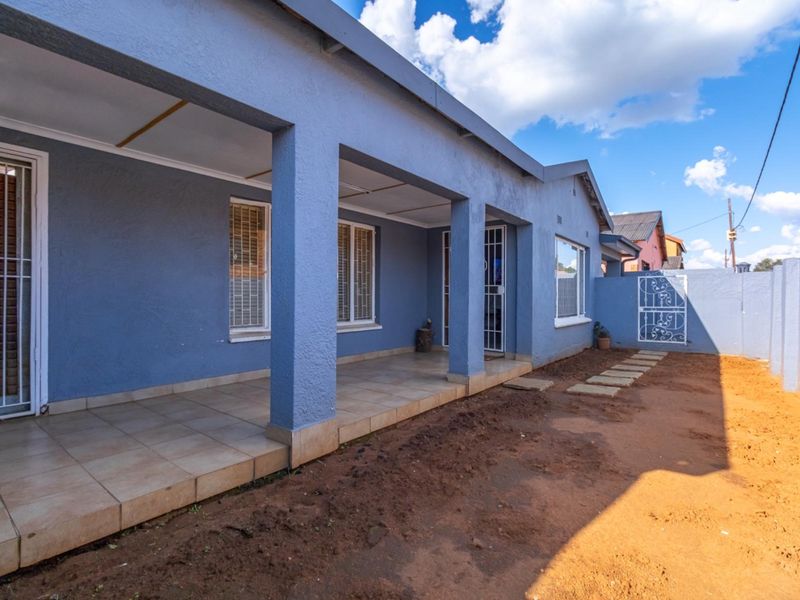 39 Tieroog Street, Eldorado Park - A Fantastic Freehold Opportunity - Photo 1