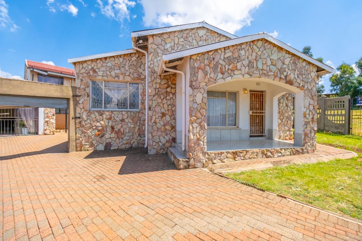 SUN FILLED 3 BEDROOM HOME ON A CORNER STAND - Photo 2