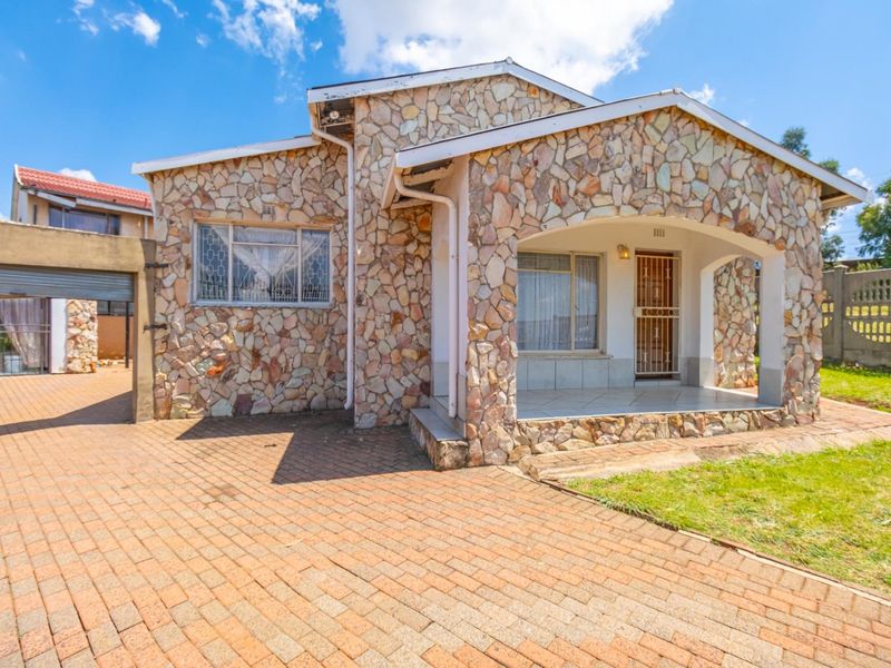 SUN FILLED 3 BEDROOM HOME ON A CORNER STAND - Photo 2