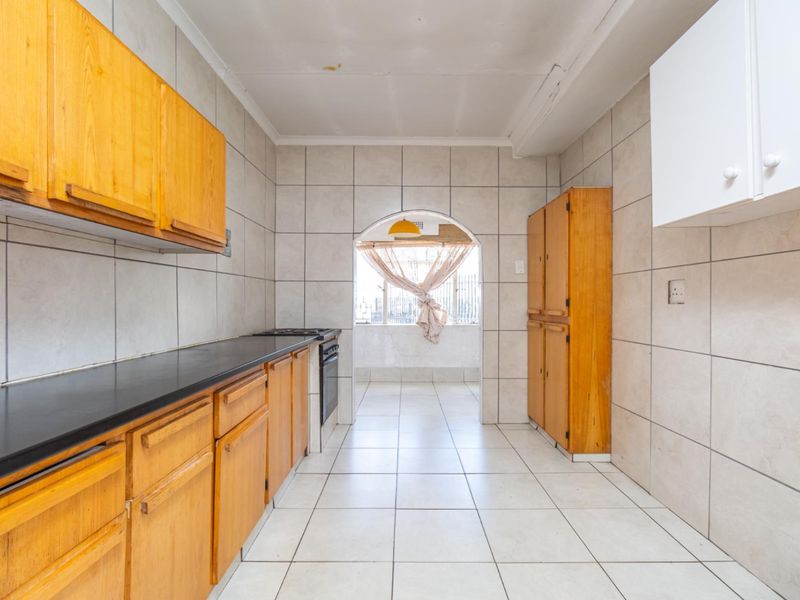 SUN FILLED 3 BEDROOM HOME ON A CORNER STAND - Photo 10