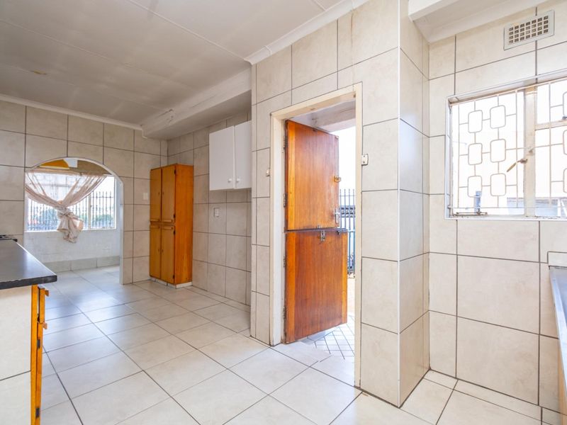 SUN FILLED 3 BEDROOM HOME ON A CORNER STAND - Photo 9