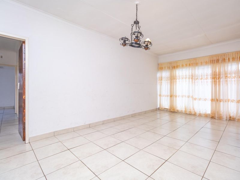 SUN FILLED 3 BEDROOM HOME ON A CORNER STAND - Photo 7