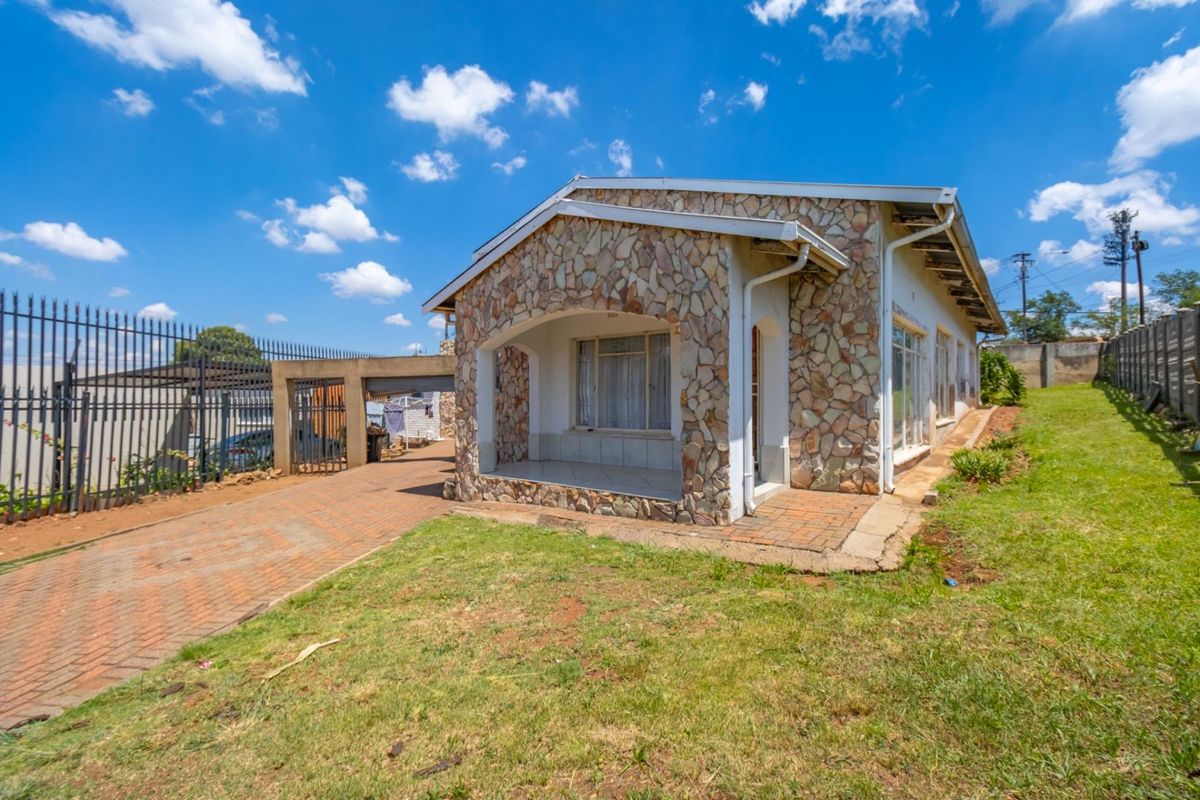 SUN FILLED 3 BEDROOM HOME ON A CORNER STAND - Photo 3