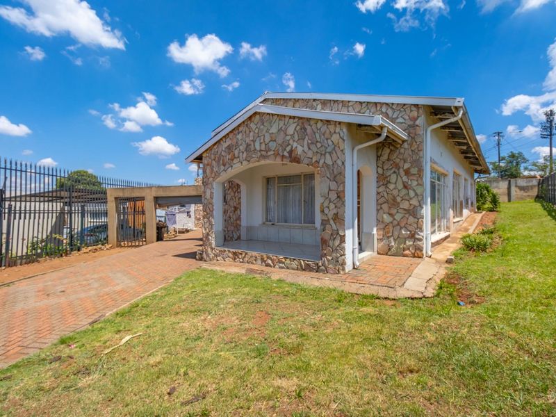 SUN FILLED 3 BEDROOM HOME ON A CORNER STAND - Photo 3