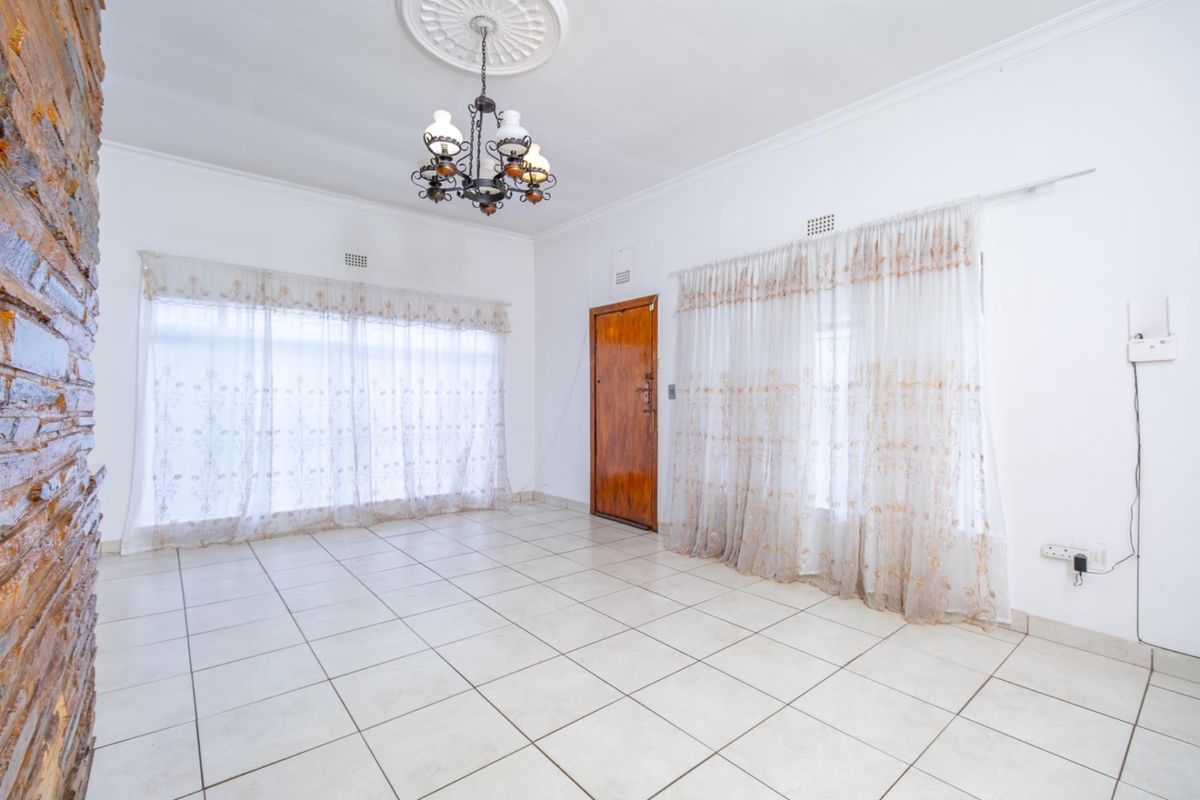 SUN FILLED 3 BEDROOM HOME ON A CORNER STAND - Photo 4