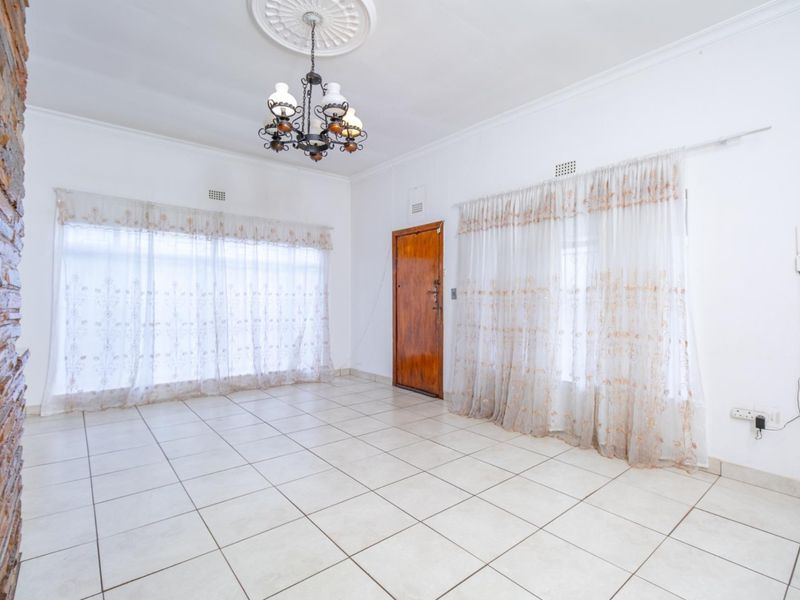 SUN FILLED 3 BEDROOM HOME ON A CORNER STAND - Photo 4