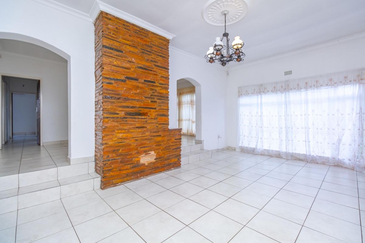 SUN FILLED 3 BEDROOM HOME ON A CORNER STAND - Photo 5