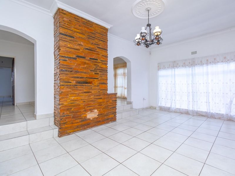 SUN FILLED 3 BEDROOM HOME ON A CORNER STAND - Photo 5