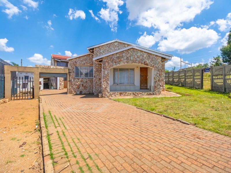 SUN FILLED 3 BEDROOM HOME ON A CORNER STAND - Photo 1