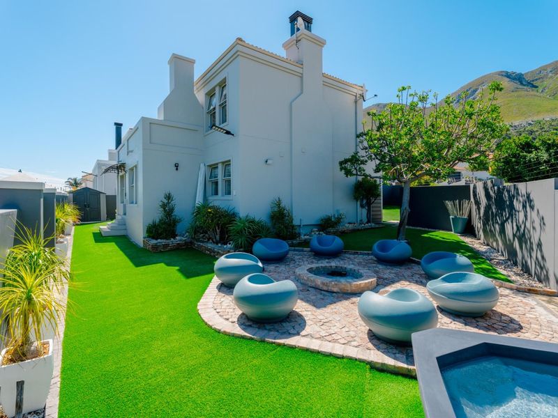 Luxury Living with Breathtaking Mountain and Ocean Views in Berghof Estate - Photo 2