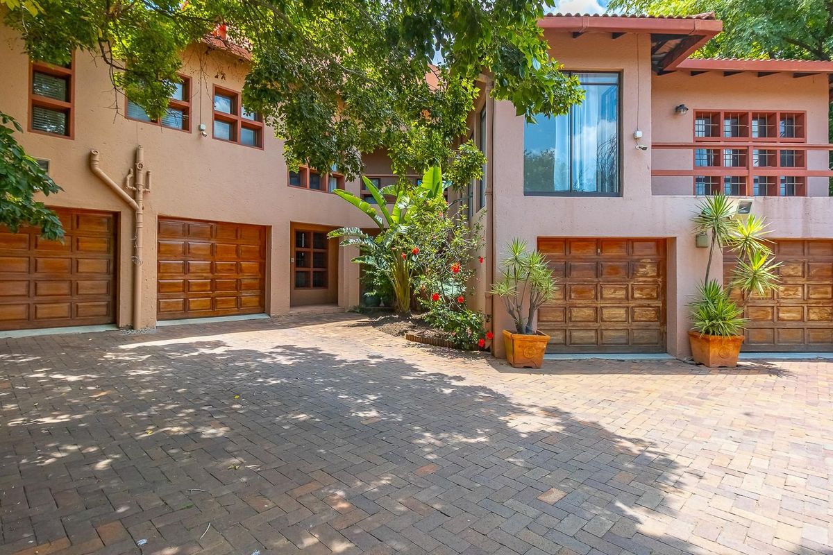 1,900m2  Estate | 3 Cottages | Tennis Court | Pool | 7-Car Parking - Photo 5