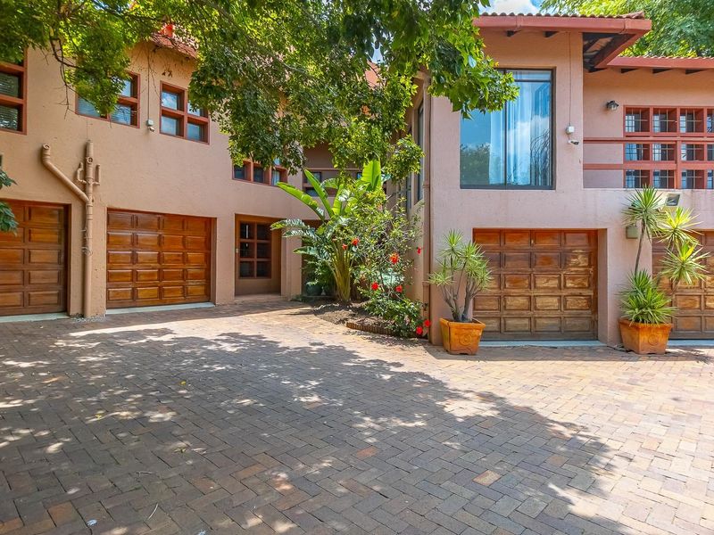 1,900m2  Estate | 3 Cottages | Tennis Court | Pool | 7-Car Parking - Photo 5