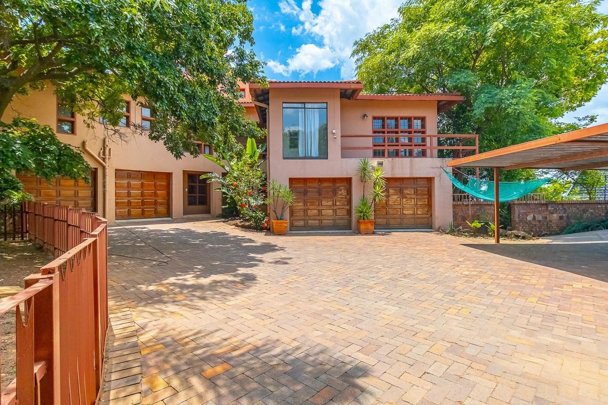 1,900m2  Estate | 3 Cottages | Tennis Court | Pool | 7-Car Parking - Photo 4