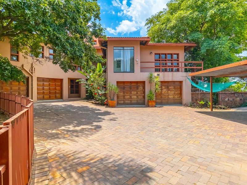 1,900m2  Estate | 3 Cottages | Tennis Court | Pool | 7-Car Parking - Photo 4