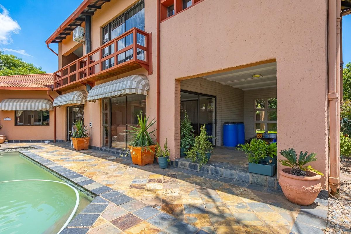 1,900m2  Estate | 3 Cottages | Tennis Court | Pool | 7-Car Parking - Photo 3