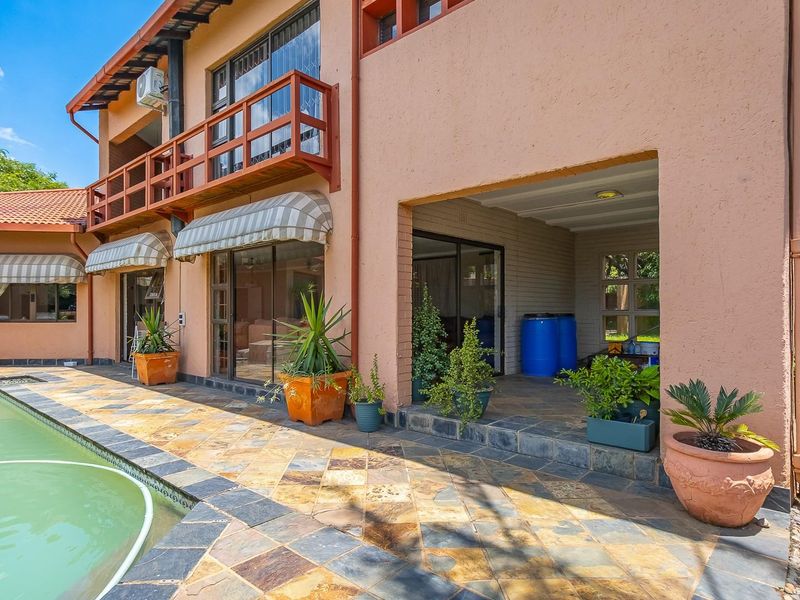 1,900m2  Estate | 3 Cottages | Tennis Court | Pool | 7-Car Parking - Photo 3