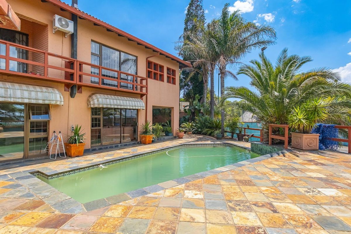 1,900m2  Estate | 3 Cottages | Tennis Court | Pool | 7-Car Parking - Photo 2