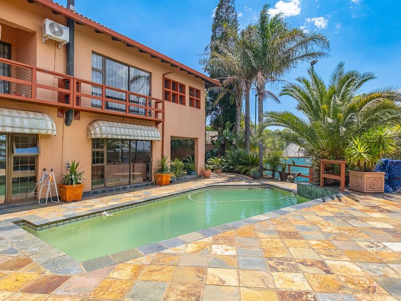 1,900m2  Estate | 3 Cottages | Tennis Court | Pool | 7-Car Parking - Photo 2