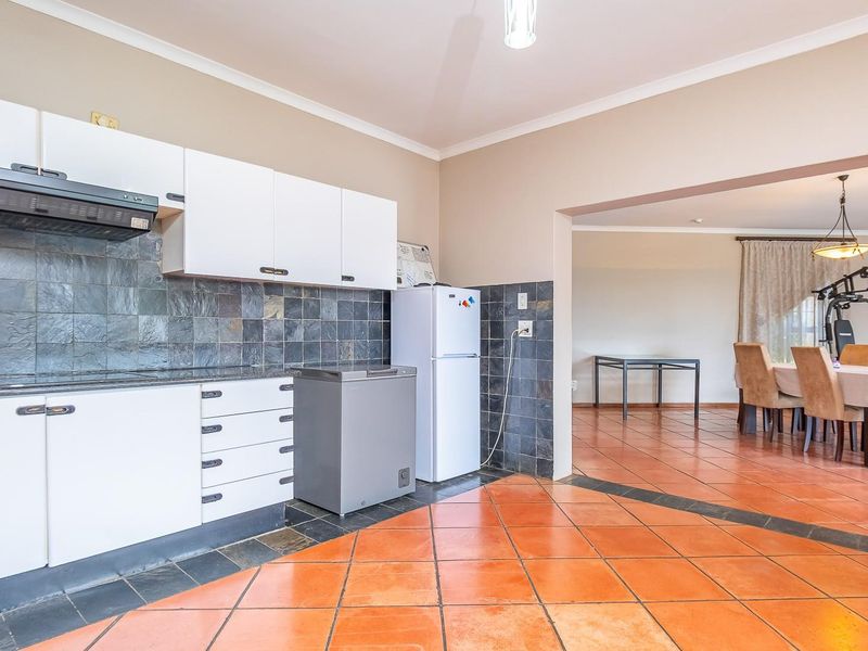 1,900m2  Estate | 3 Cottages | Tennis Court | Pool | 7-Car Parking - Photo 10