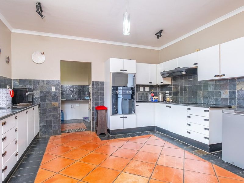 1,900m2  Estate | 3 Cottages | Tennis Court | Pool | 7-Car Parking - Photo 9