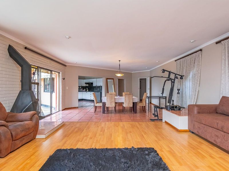 1,900m2  Estate | 3 Cottages | Tennis Court | Pool | 7-Car Parking - Photo 8