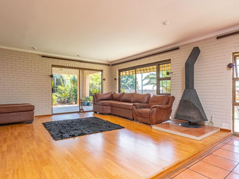 1,900m2  Estate | 3 Cottages | Tennis Court | Pool | 7-Car Parking - Photo 7