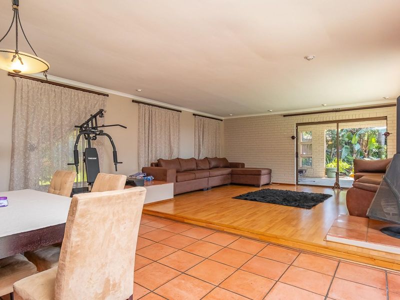 1,900m2  Estate | 3 Cottages | Tennis Court | Pool | 7-Car Parking - Photo 6
