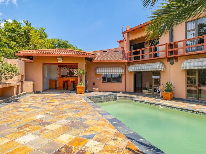 1,900m2  Estate | 3 Cottages | Tennis Court | Pool | 7-Car Parking - Photo 1