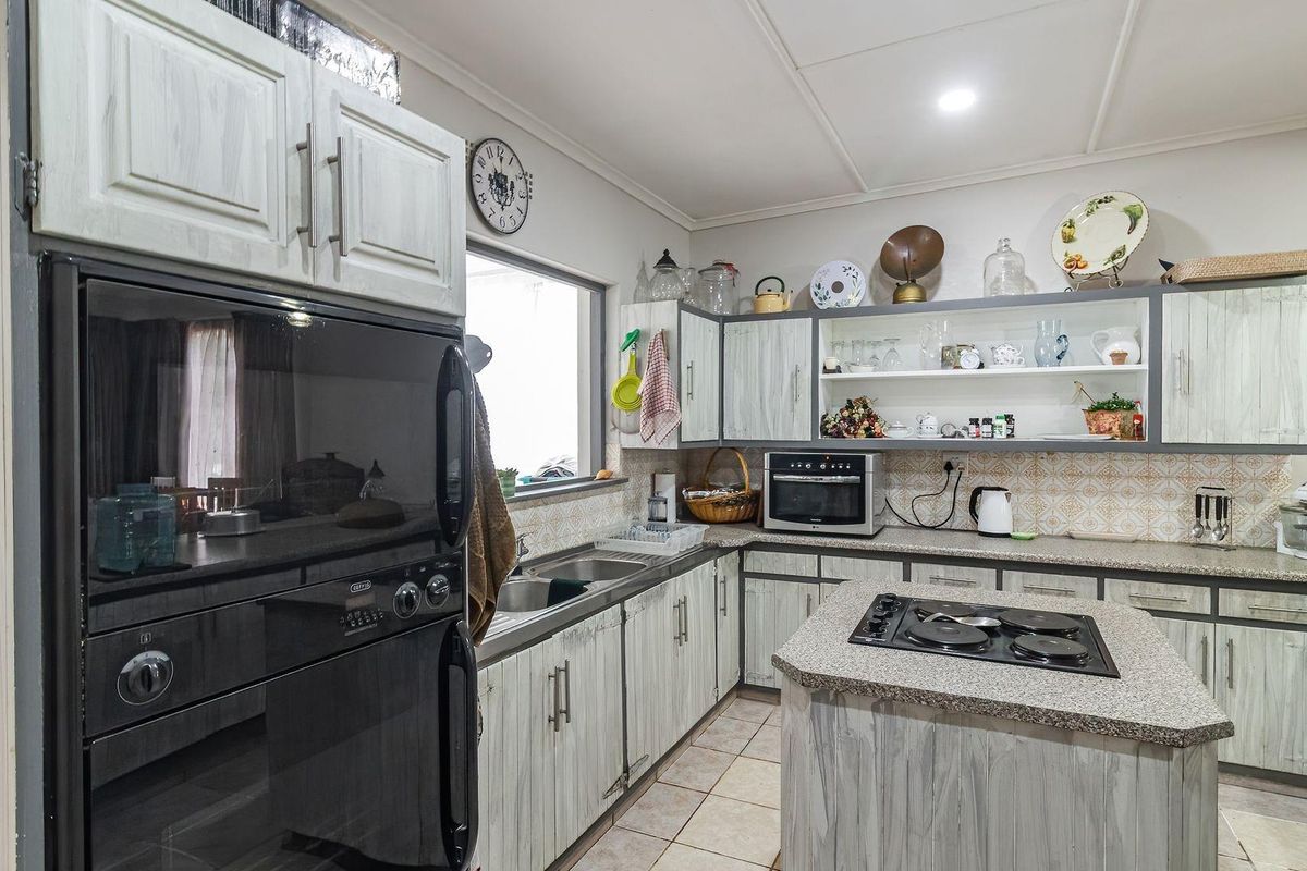 Large Family Home with Flatlet - Photo 3