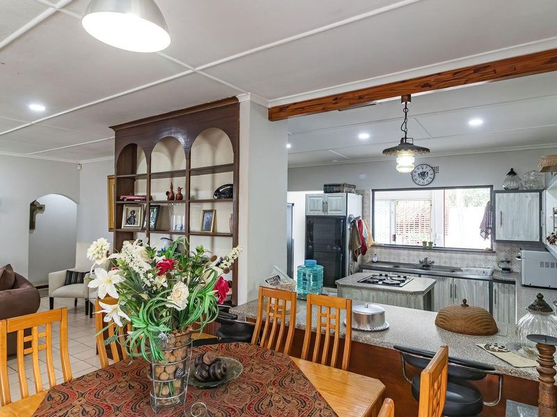 Large Family Home with Flatlet - Photo 8