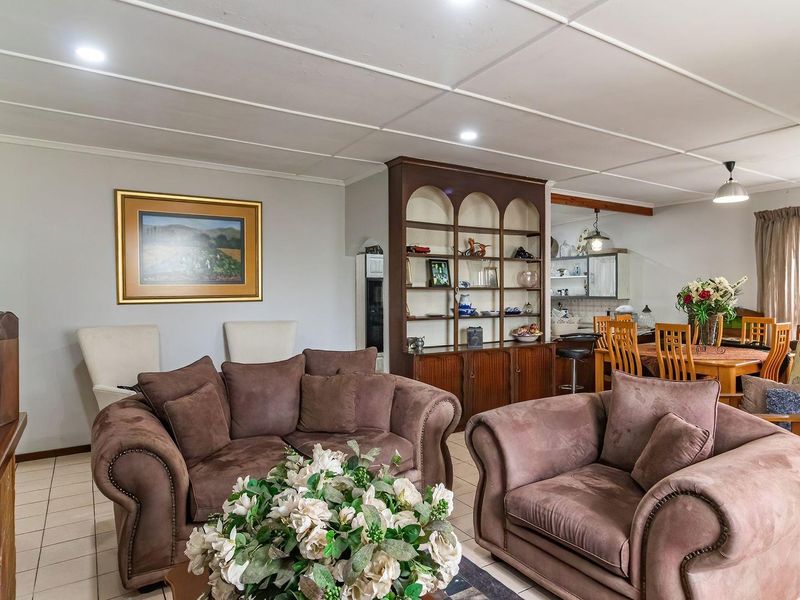 Large Family Home with Flatlet - Photo 7