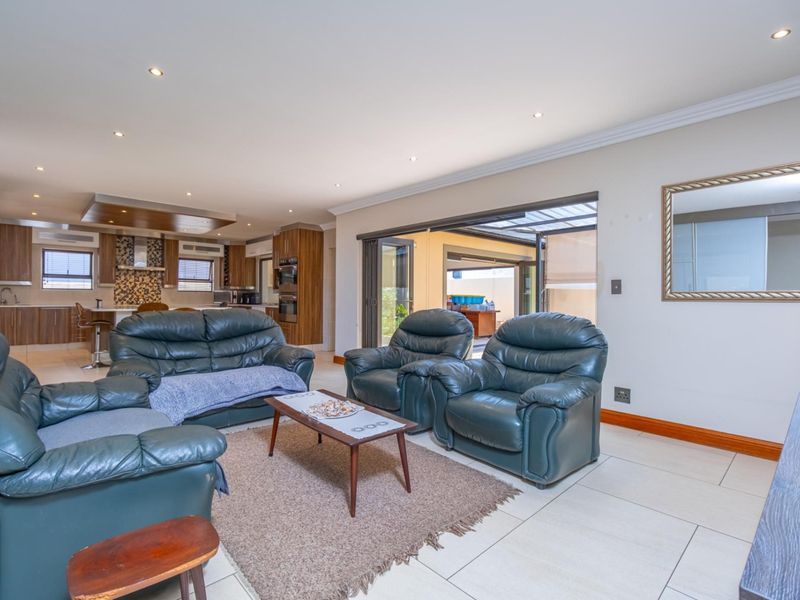 Sophisticated 3-Bedroom Home with Study in Secure Bartlett Estate - Photo 8