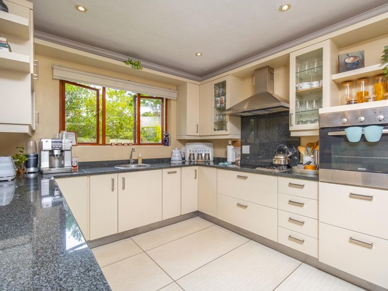 Spacious family home with staff quarters in the popular Fernbrook Lifestyle Estate - Photo 2