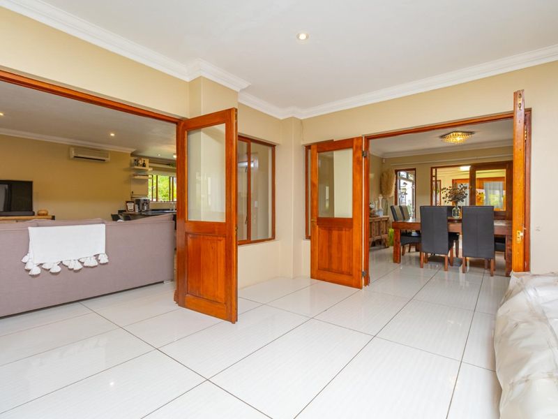 Spacious family home with staff quarters in the popular Fernbrook Lifestyle Estate - Photo 5