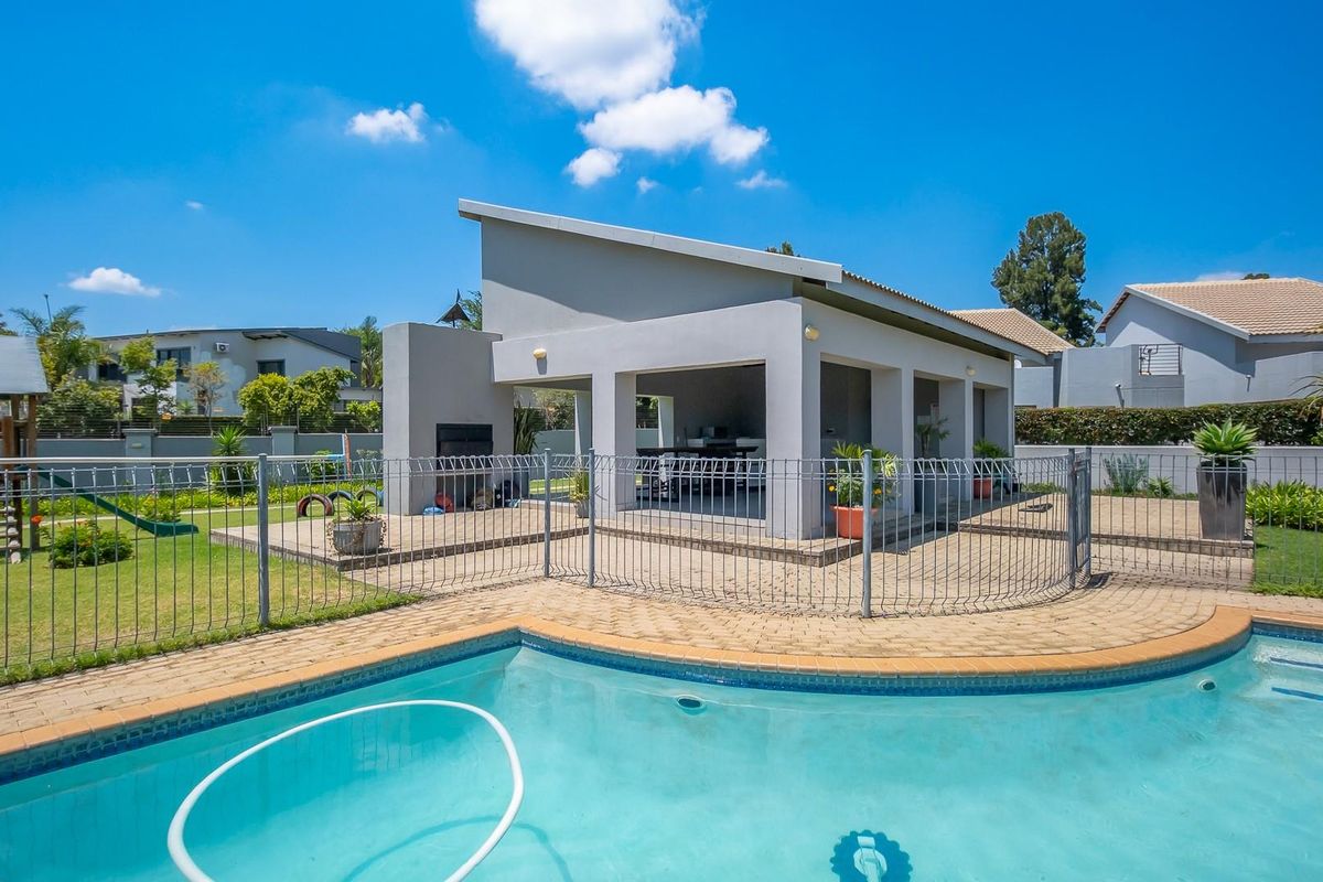 Gorgeous 2 Bedroom Apartment with Chic Finishes - Photo 2