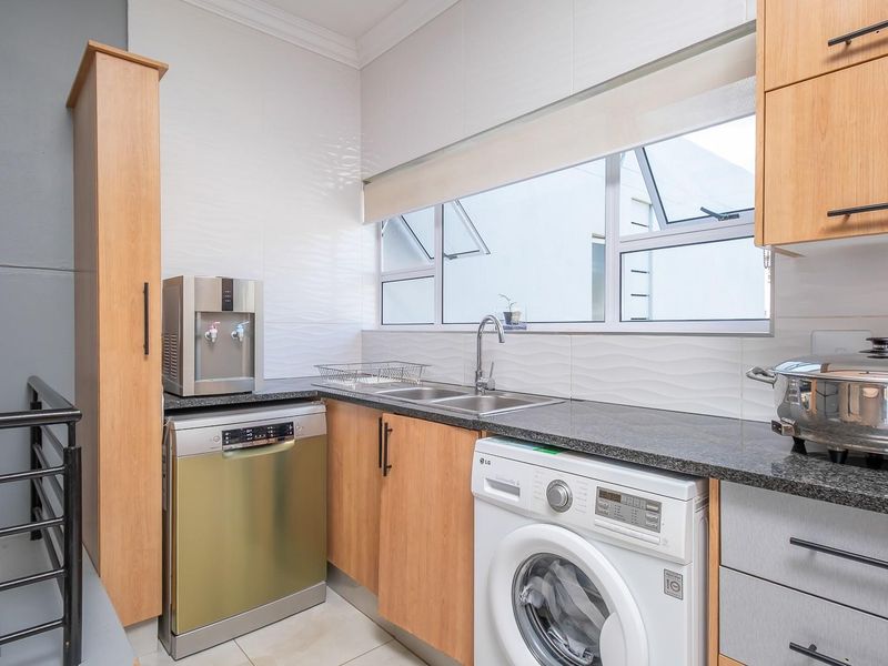 Gorgeous 2 Bedroom Apartment with Chic Finishes - Photo 10