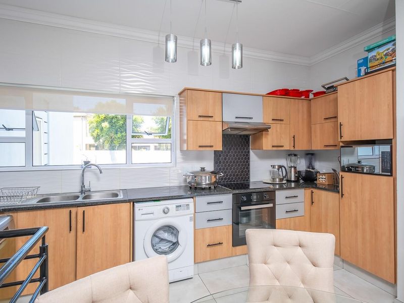 Gorgeous 2 Bedroom Apartment with Chic Finishes - Photo 9