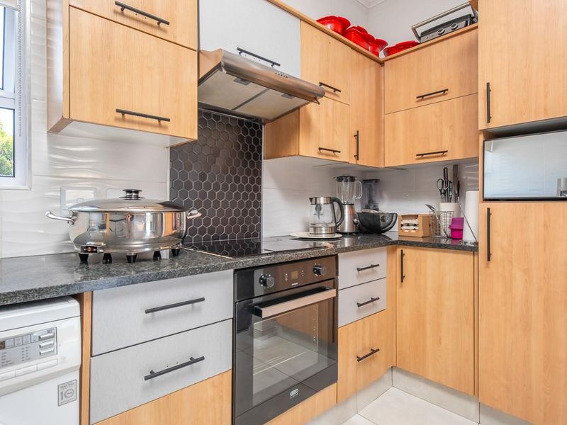 Gorgeous 2 Bedroom Apartment with Chic Finishes - Photo 8