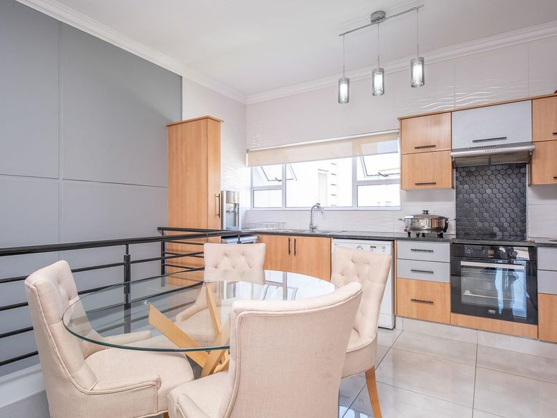 Gorgeous 2 Bedroom Apartment with Chic Finishes - Photo 6