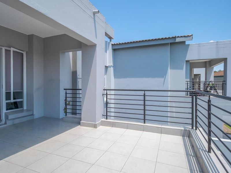 Gorgeous 2 Bedroom Apartment with Chic Finishes - Photo 3