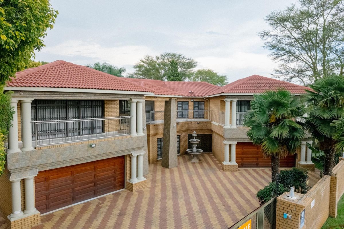 Majestic family home FOR SALE in Bendor! - Photo 2