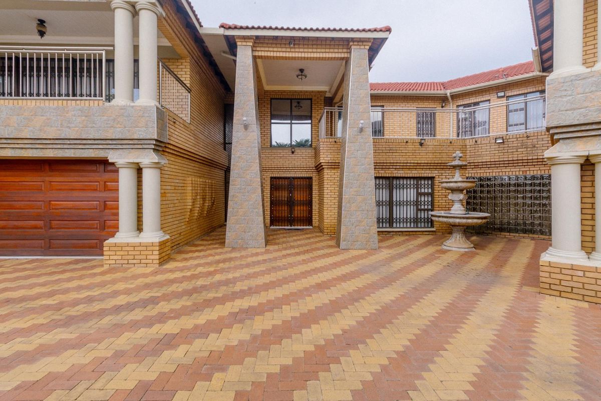 Majestic family home FOR SALE in Bendor! - Photo 5