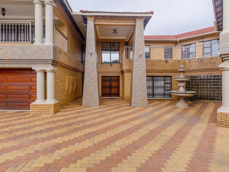 Majestic family home FOR SALE in Bendor! - Photo 5