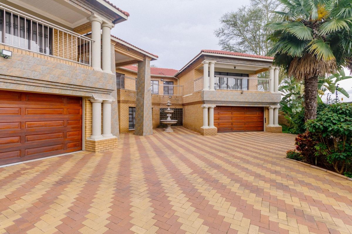 Majestic family home FOR SALE in Bendor! - Photo 3