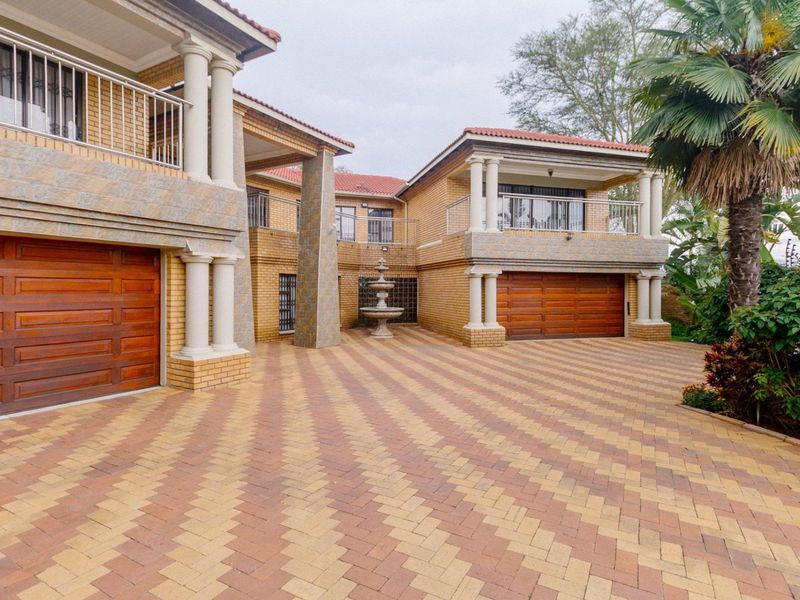 Majestic family home FOR SALE in Bendor! - Photo 3