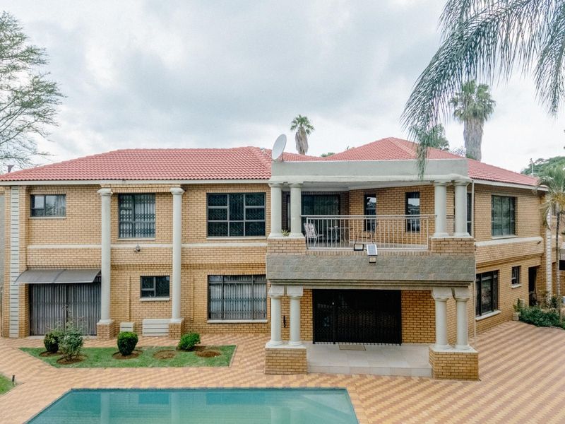 Majestic family home FOR SALE in Bendor! - Photo 8